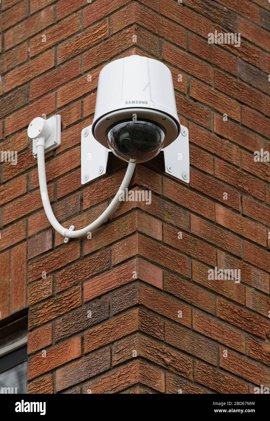 CCTV (televisione a circuito chiuso) montato su un edificio a Wolverhampton, Inghilterra, Regno Unito Foto Stock