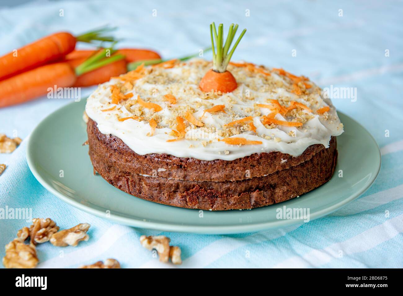 Torta di carote fatta in casa, formaggio e noce. Foto Stock