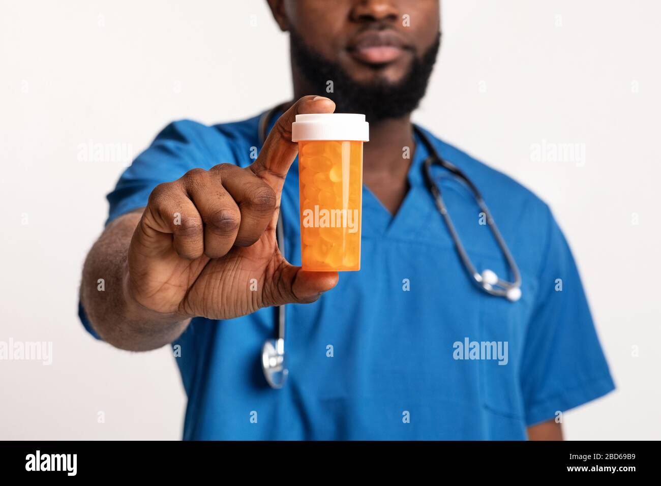 Terapista maschile nero che consiglia pillole, primo piano Foto Stock