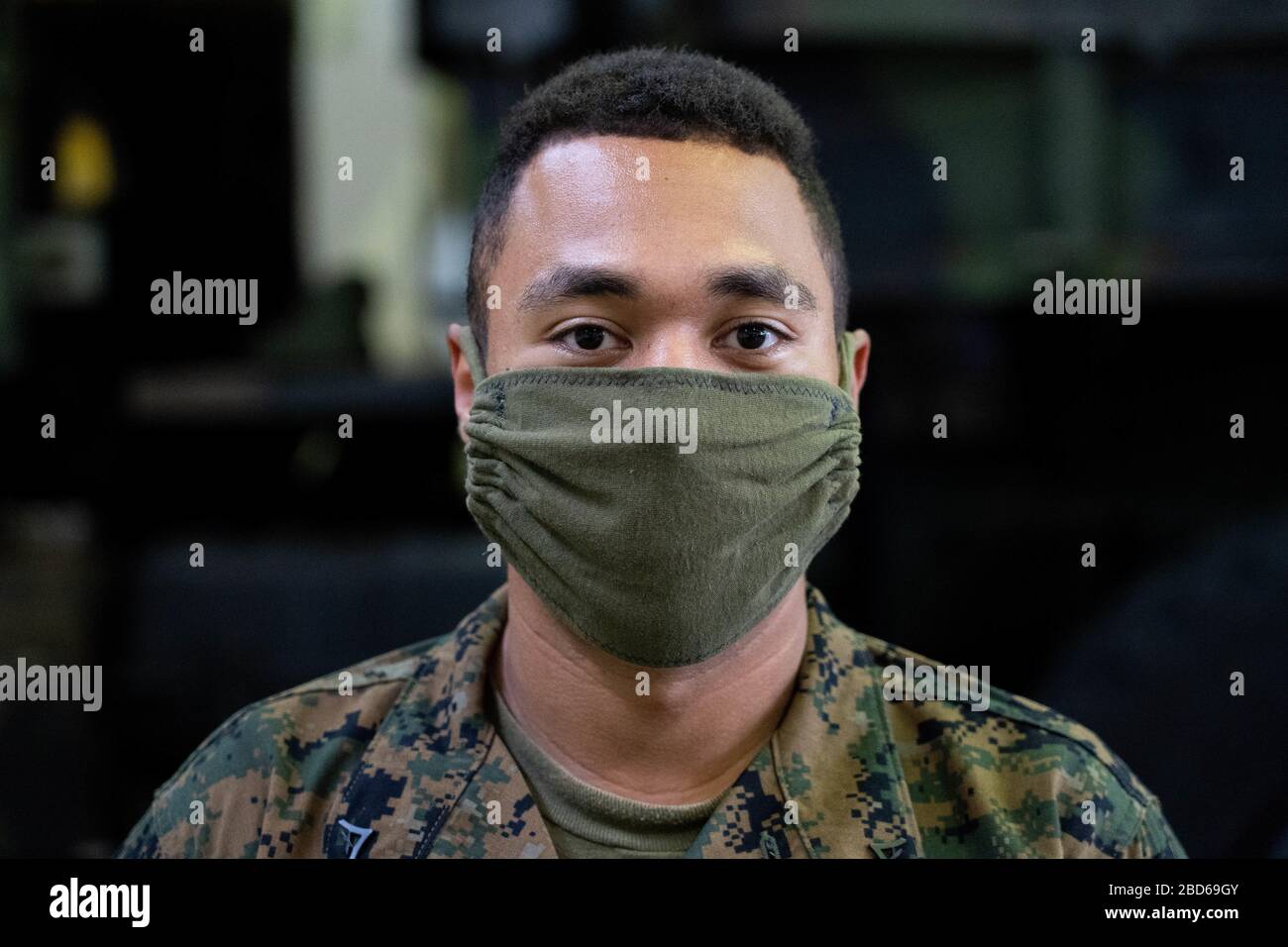 U.S. Marine Corps Lppl. Michael Ottinger indossa una copertura per il viso fatta in casa per la protezione contro la COVID-19, pandemia di coronavirus a Camp Foster 7 aprile 2020 a Okinawa, Giappone. Il CDC ha raccomandato a tutto il personale militare di indossare una copertura facciale mentre fuori dalla loro residenza per fermare la diffusione. Foto Stock