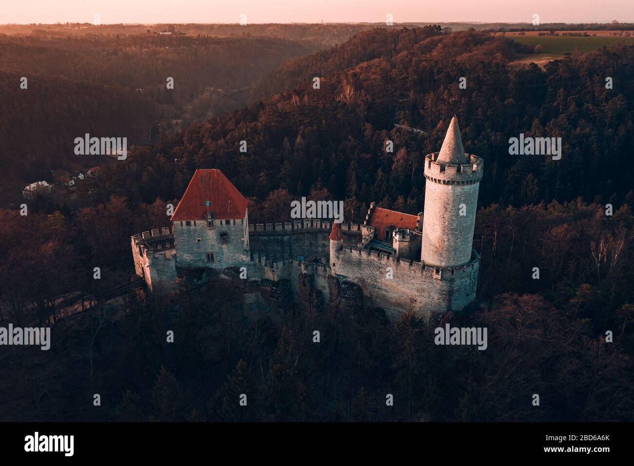 Il castello di Kokorin è un castello situato a nord-est di Melnik, Repubblica Ceca. Fu costruita nella prima metà del XIV secolo per ordine di Hynek Berka. Foto Stock