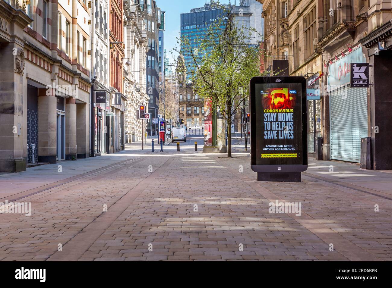 'Stay Home Save Lives' segni, Coronavirus focolaio, King Street, Manchester City Centre, Regno Unito, aprile 2020. Foto Stock