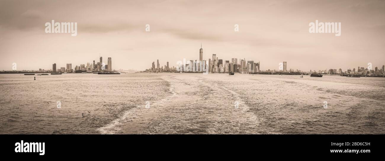 Panorama di Manhattan Island dal traghetto Staten Island, New York Foto Stock