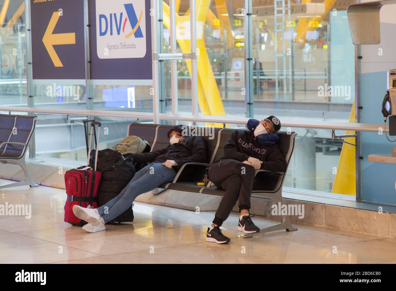 Madrid, Spagna. 7 aprile 2020. Alcune persone riposano con la maschera in attesa di uno dei pochi voli che partono in questi giorni da Madrid, a causa dello stato di Aralma dal Covid-19. (Foto di Fer Capdecon Arroyo/Pacific Press) Credit: Pacific Press Agency/Alamy Live News Foto Stock