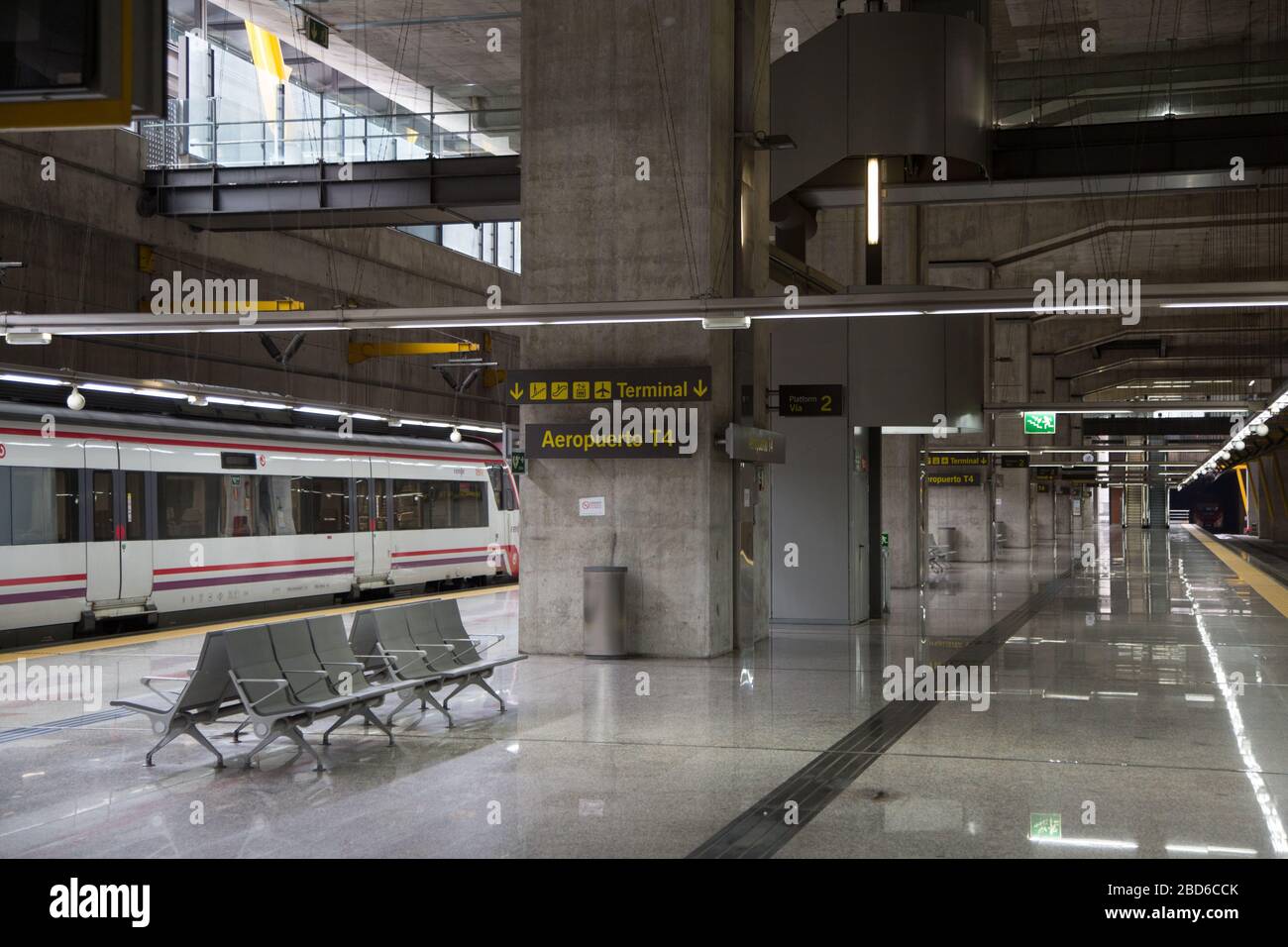 Madrid, Spagna. 7 aprile 2020. La stazione dei treni pendolari del Terminal 4 dell'Aeroporto di Madrid è completamente vuota all'ora di punta di martedì. (Foto di Fer Capdecon Arroyo/Pacific Press) Credit: Pacific Press Agency/Alamy Live News Foto Stock