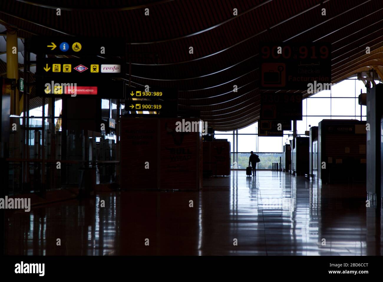 Madrid, Spagna. 7 aprile 2020. Aeroporto di Madrid 'Barajas-Adolfo Suarez' praticamente vuoto e con pochissimi voli martedì 7 aprile. (Foto di Fer Capdecon Arroyo/Pacific Press) Credit: Pacific Press Agency/Alamy Live News Foto Stock