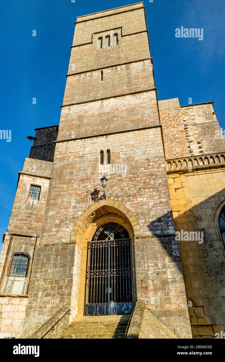 Chiesa cattolica di San Pedro, fortificata per proteggere dagli attacchi dal mare nel Medioevo, a Zumaia, Gipuzkoa, Paesi Baschi spagnoli, Spagna. Foto Stock