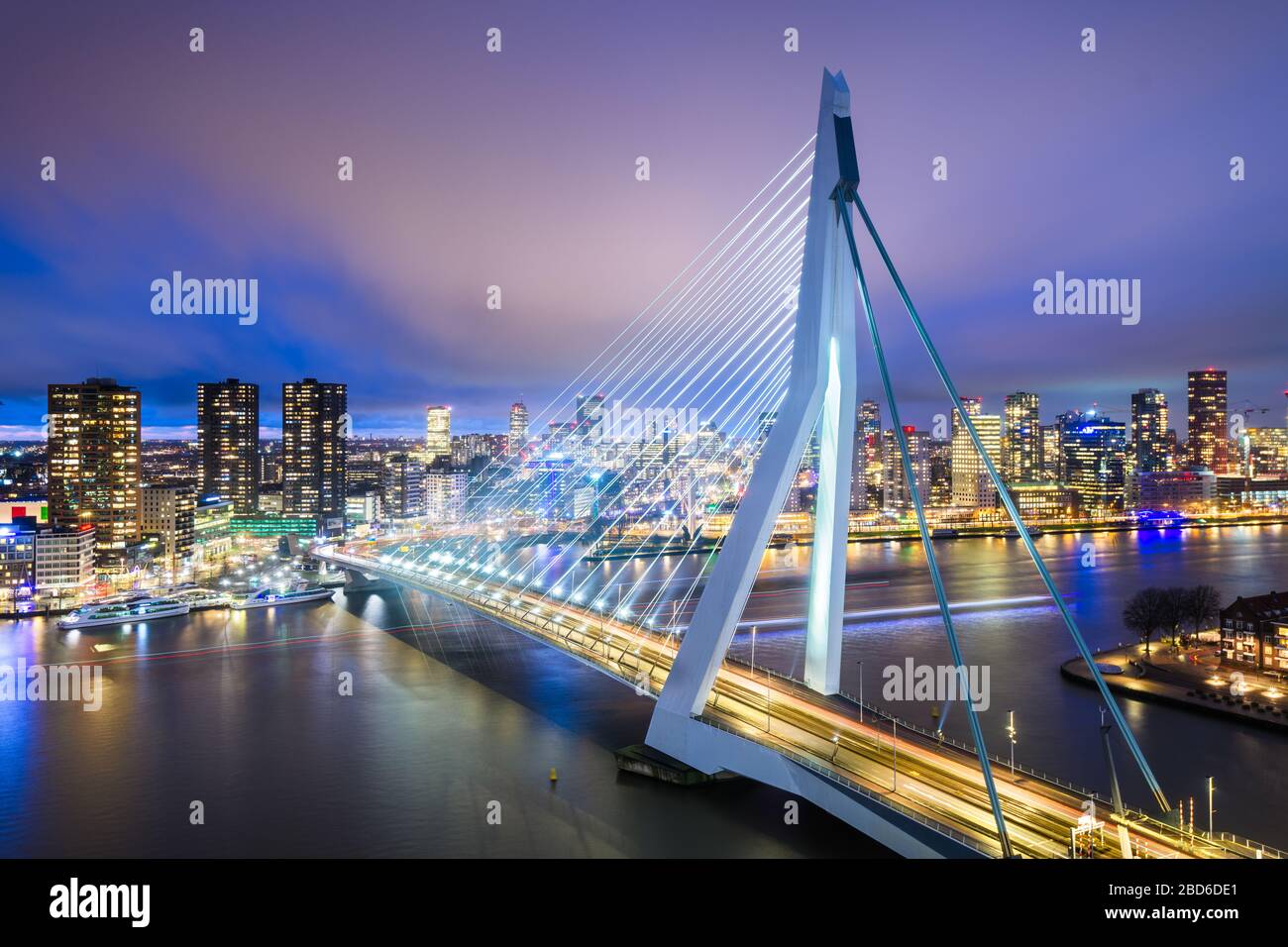 Rotterdam, Paesi Bassi, skyline della città al crepuscolo. Foto Stock