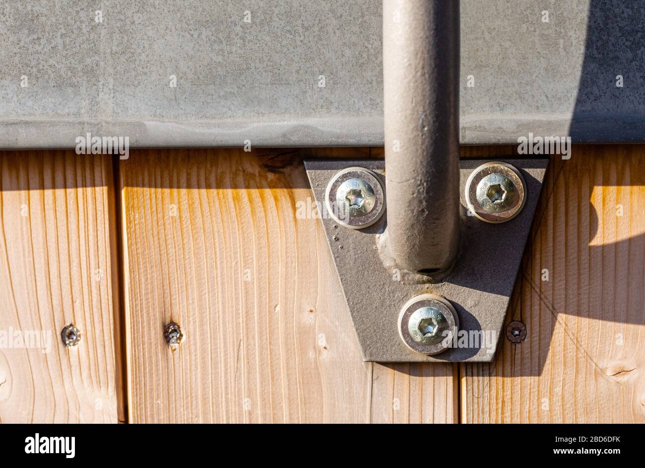 Elementi strutturali del ponte. Balaustra di legno. Dispositivi di fissaggio in acciaio. Il ponte rinnovato. Dettagli di costruzione. Viti in acciaio. Foto Stock