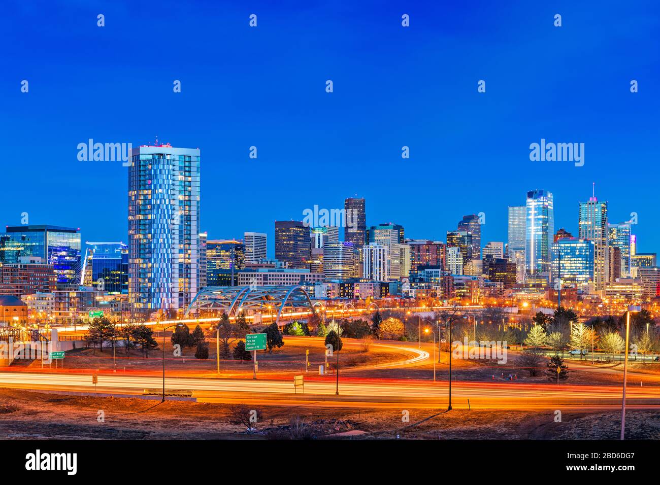 Denver, Colorado, Stati Uniti d'America downtown skyline della città di notte. Foto Stock