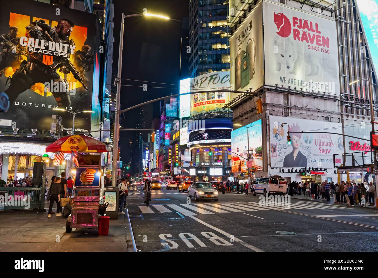 Vita notturna su 42 Street a New York Manhattan Foto Stock