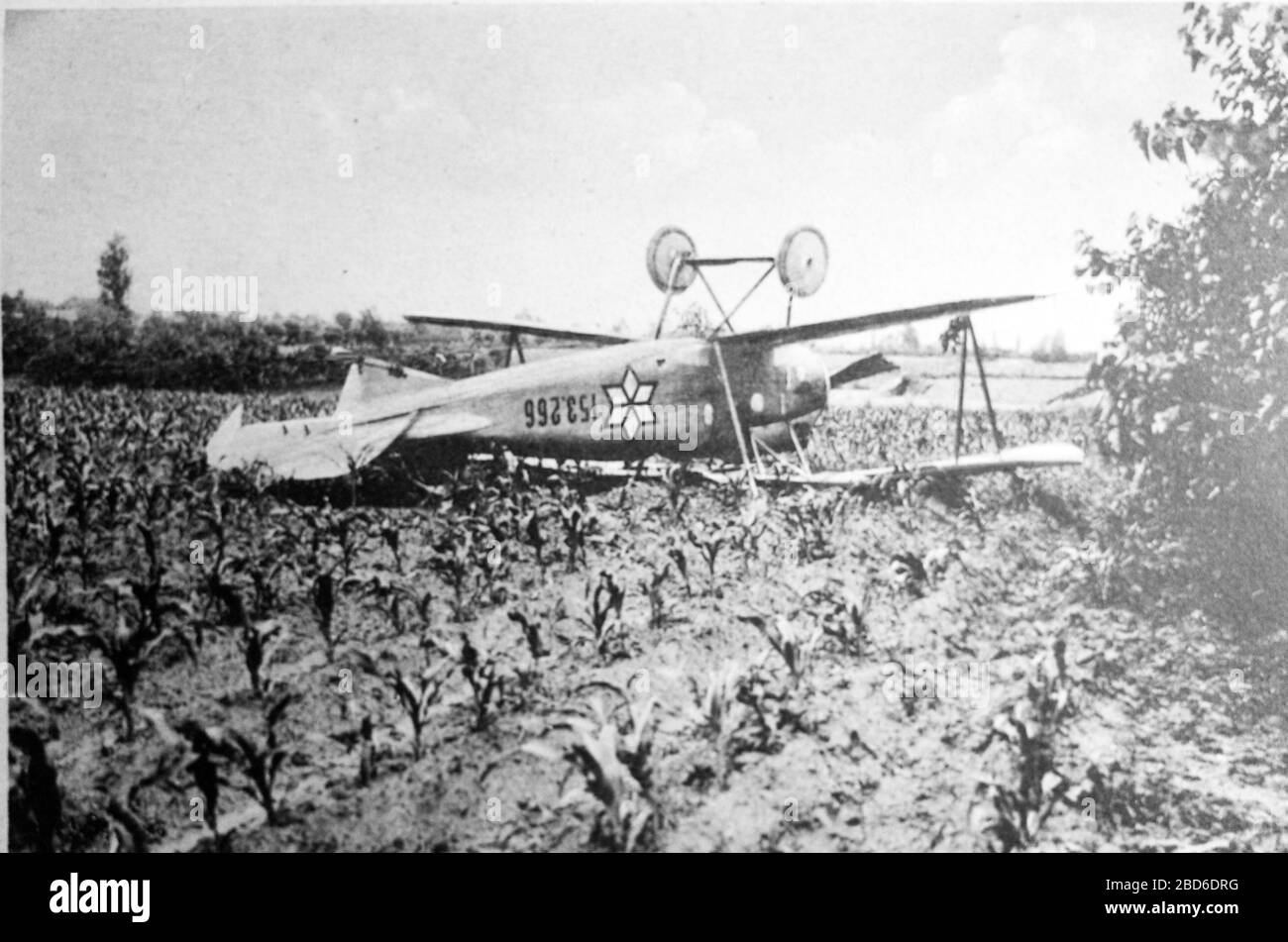 Aereo austriaco abbattuta dalla pistola italiana durante la prima guerra mondiale del 1915-1918 Foto Stock