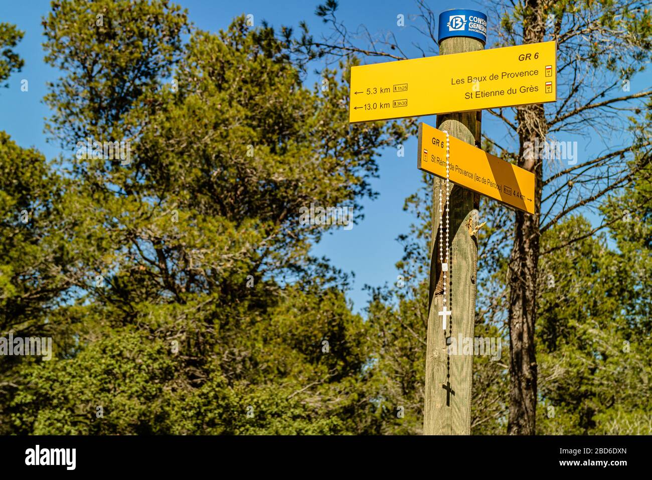 Un rosario di pellegrino appeso su un viandante standard per il sentiero GR6 sulle montagne delle Alpilles, Provenza, Francia. Primavera 2017. Foto Stock