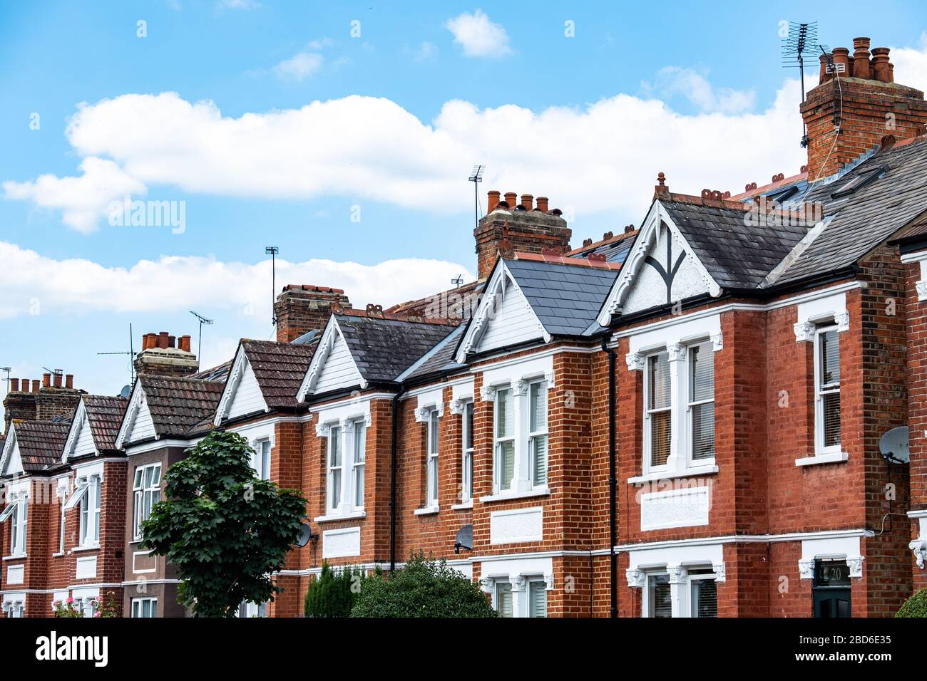 Strada di tipiche case a schiera - Londra UK Foto Stock