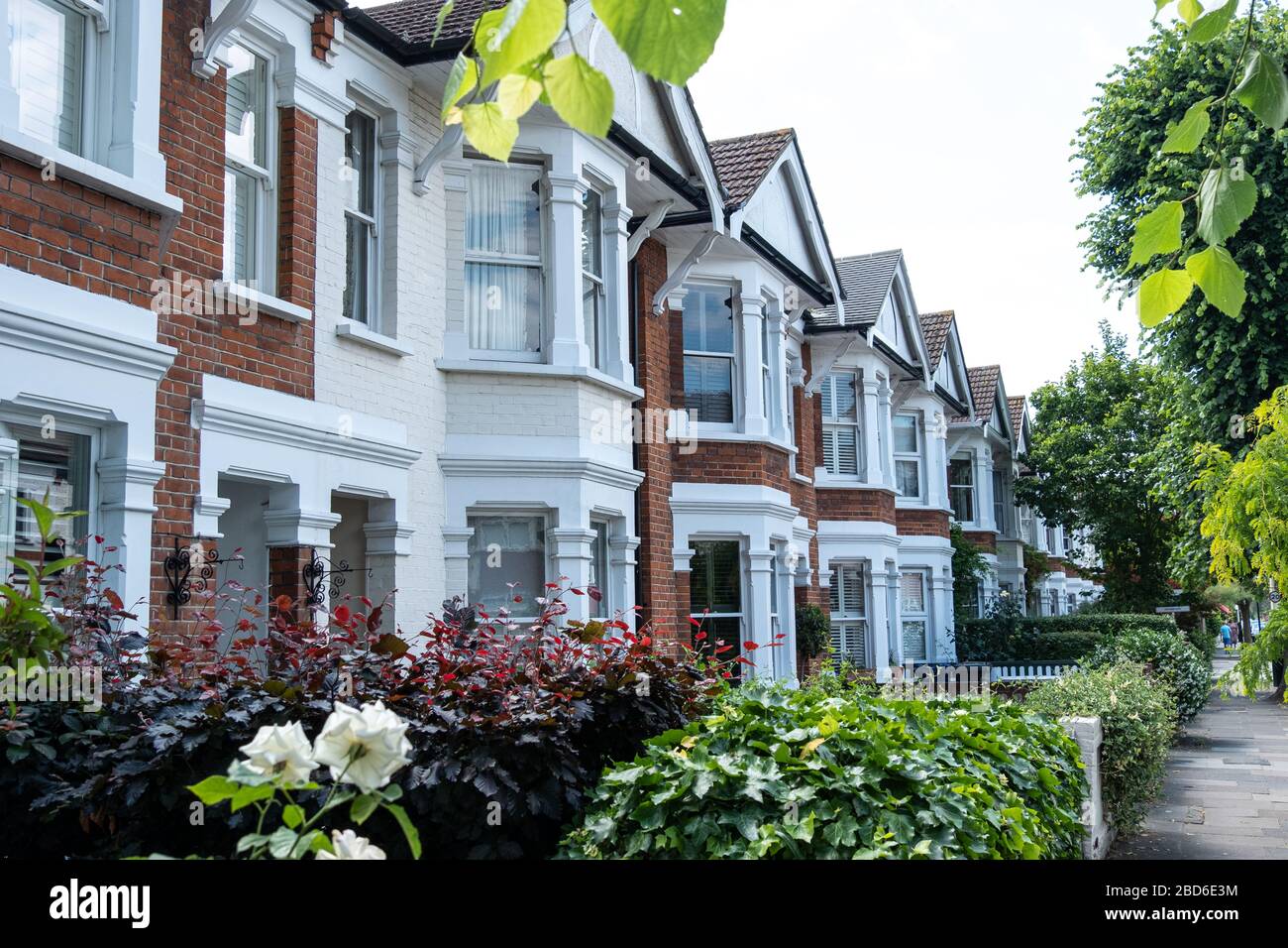 Strada di tipiche case a schiera - Londra UK Foto Stock