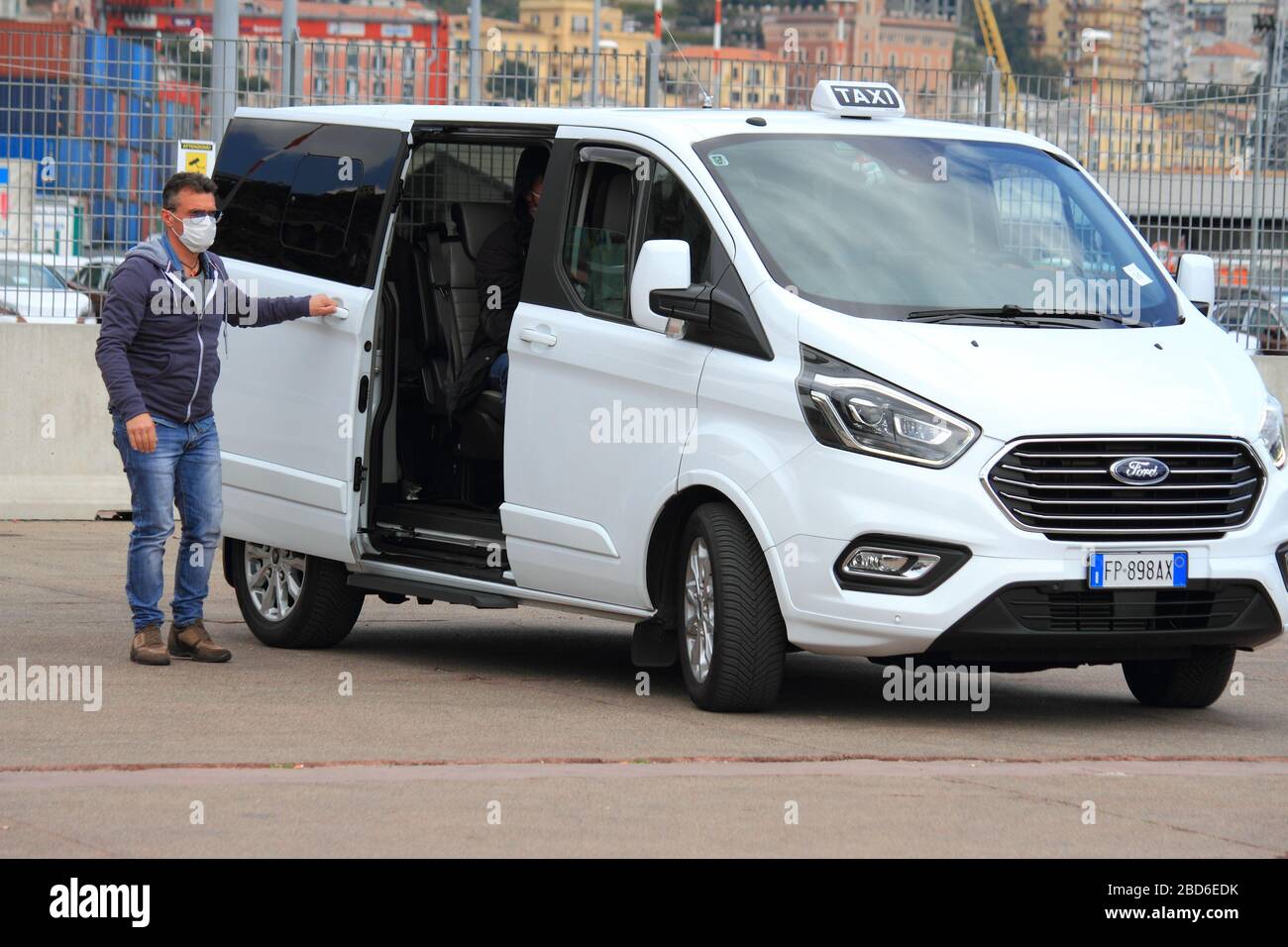 Servizio taxi privato accompagnare alle loro case italiani rientrati dalla Tunisia a causa di emergenza dal covid-19. Tutti entreranno nella quarantena volontaria Foto Stock