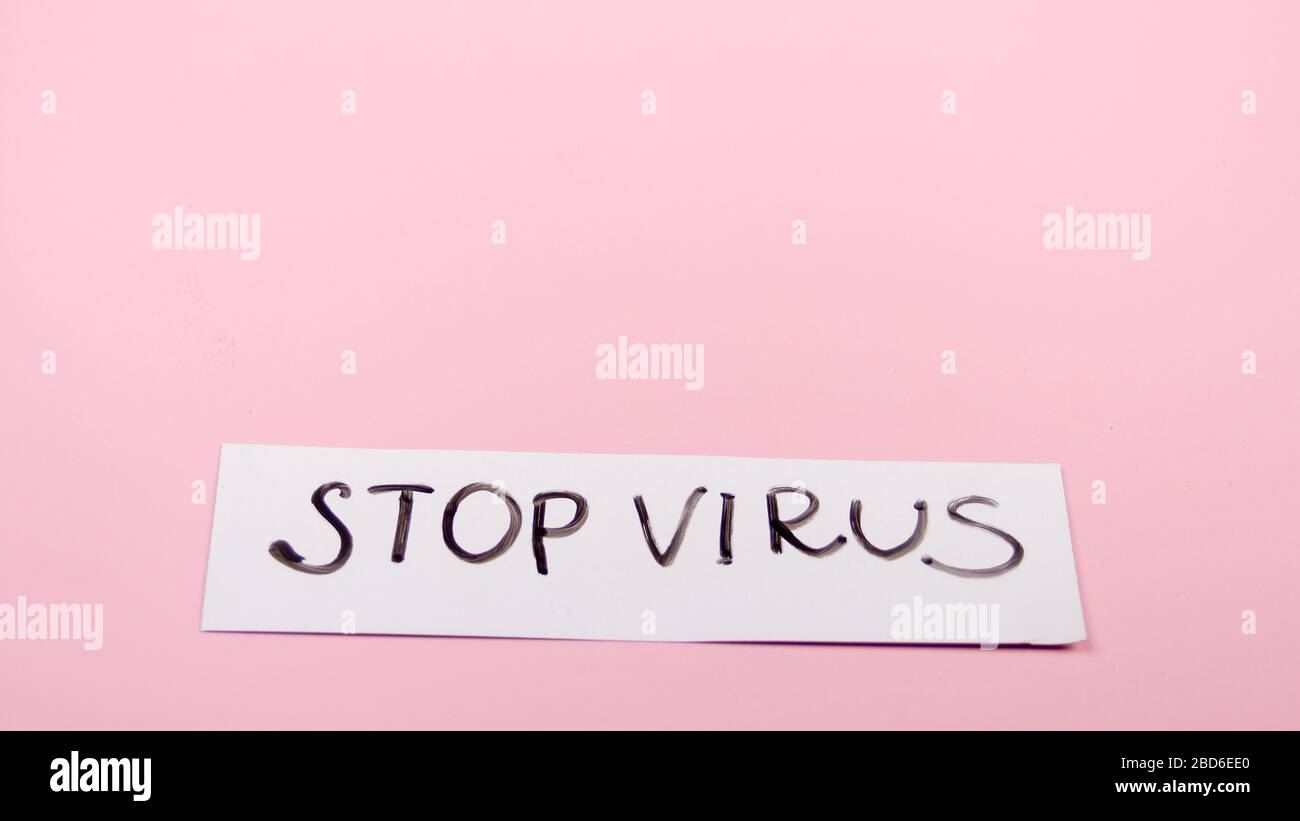 Targhetta di identificazione per arrestare la piastra anti-virus su sfondo rosa Foto Stock