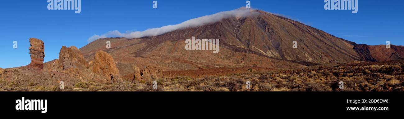 Vista panoramica del vulcano contro il cielo Foto Stock