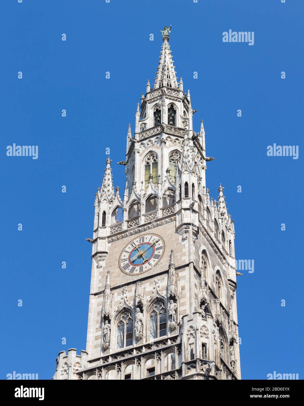 Primo piano della torre del nuovo municipio di Monaco (Neues Rathaus). Punto di riferimento a Marienplatz. La figura sulla parte superiore della torre dell'orologio si chiama Münchner Kindl. Foto Stock