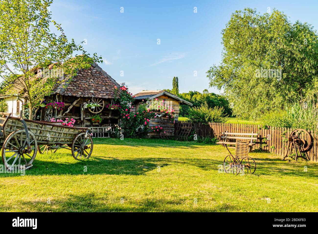 Giardino vicino al centro visitatori della riserva naturale nazionale di Zasavica, Zasavica, Serbia. Maggio 2017. Foto Stock