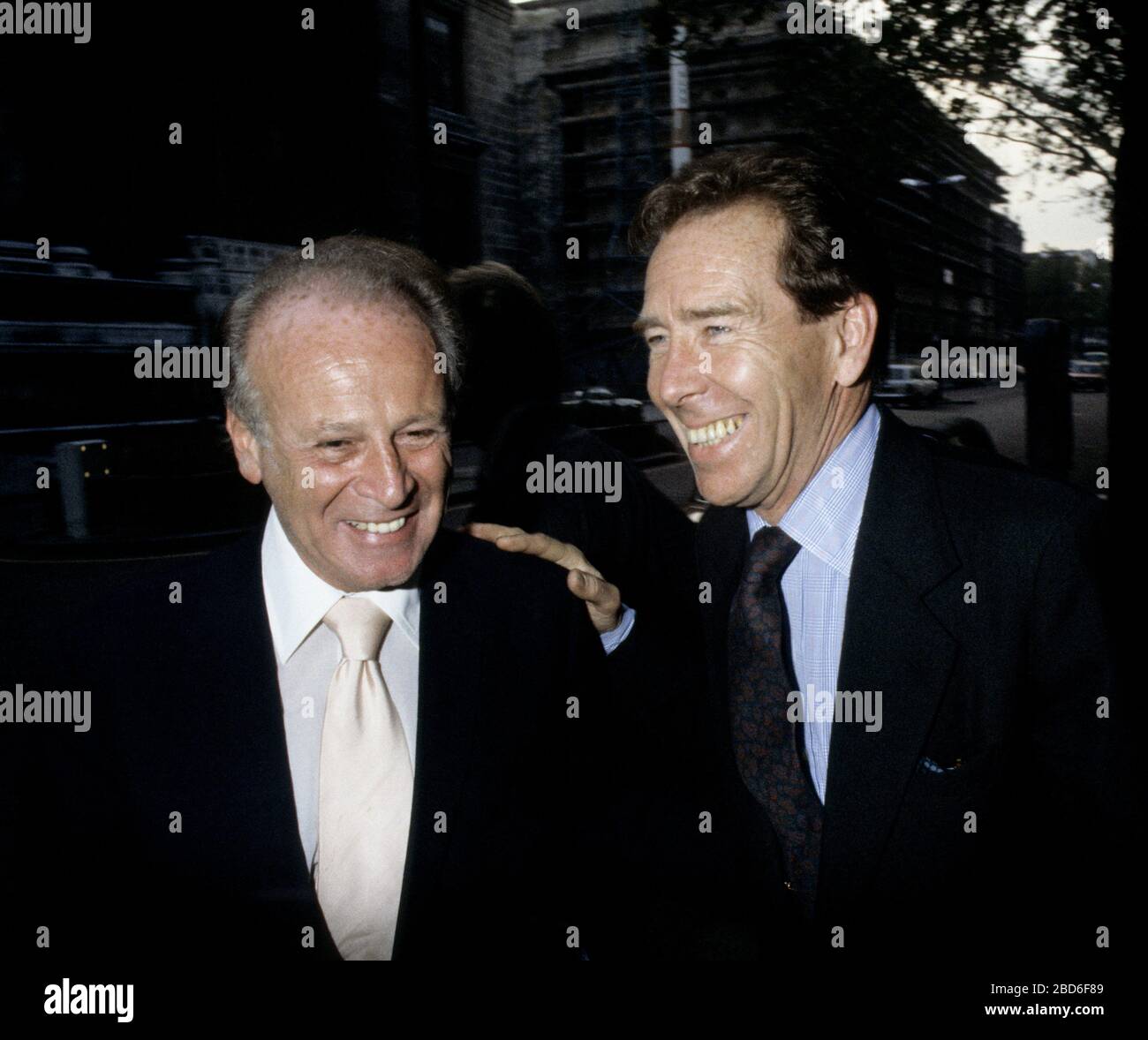 Derrick Hart e Antony Armstrong-Jones, Lord Snowdon al Victoria and Albert Museum, Londra Inghilterra 1983 Foto Stock