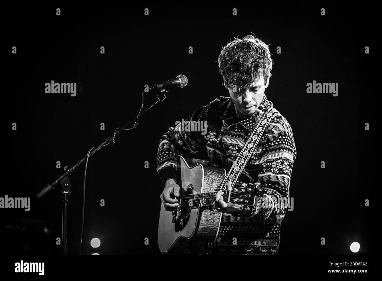 Frederiksberg, Danimarca. 03th, April 2020. Il cantante, cantautore e musicista danese Mads Langer ha tenuto un concerto dal vivo presso KB Hallen a Frederiksberg, Copenaghen. A causa del Corona-virus il concerto è stato eseguito senza pubblico e trasmesso in streaming in diretta su Internet. (Photo credit: Gonzales Photo - Peter Troest). Foto Stock