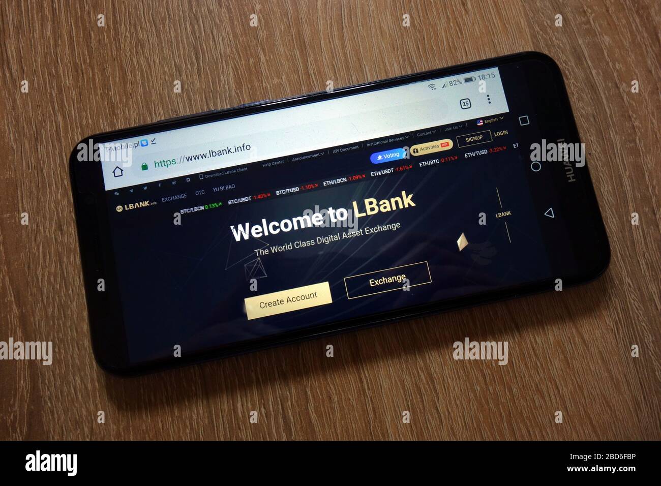 Sito Web Lbank per lo scambio di crittocurrency (www.lbank.info) visualizzato sullo smartphone Foto Stock