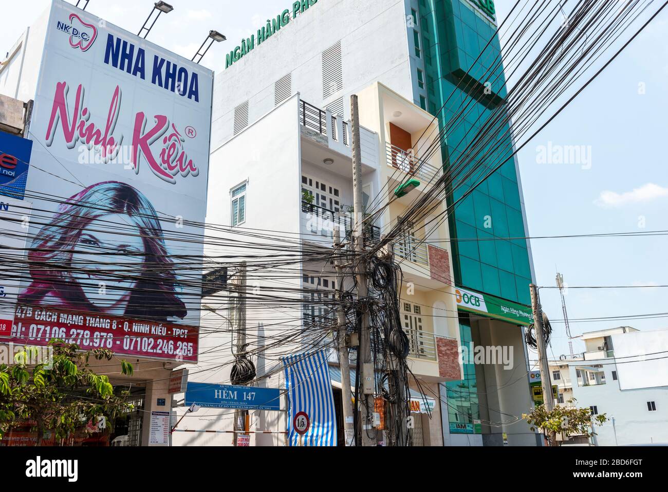 Groviglio di cavi e fili sospesi lungo la strada nella città di ho Chi Minh (precedentemente Saigon) Vietnam del Sud, Asia sudorientale Foto Stock