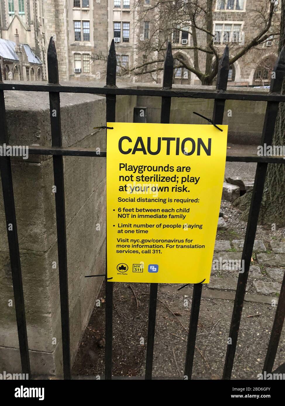 Manhattan, New York, Stati Uniti. 2020. Avviso giallo su un cancello del parco che avverte le distanze sociali e che non è stata effettuata alcuna sanitizzazione. Manhattan, New Foto Stock