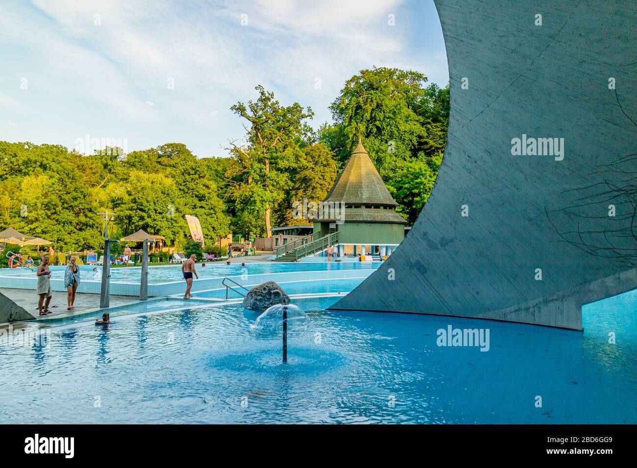 L'area all'aperto delle Terme di Miskolc-Tapolca, una spa termale a Miskolc, Ungheria. Giugno 2017. Foto Stock