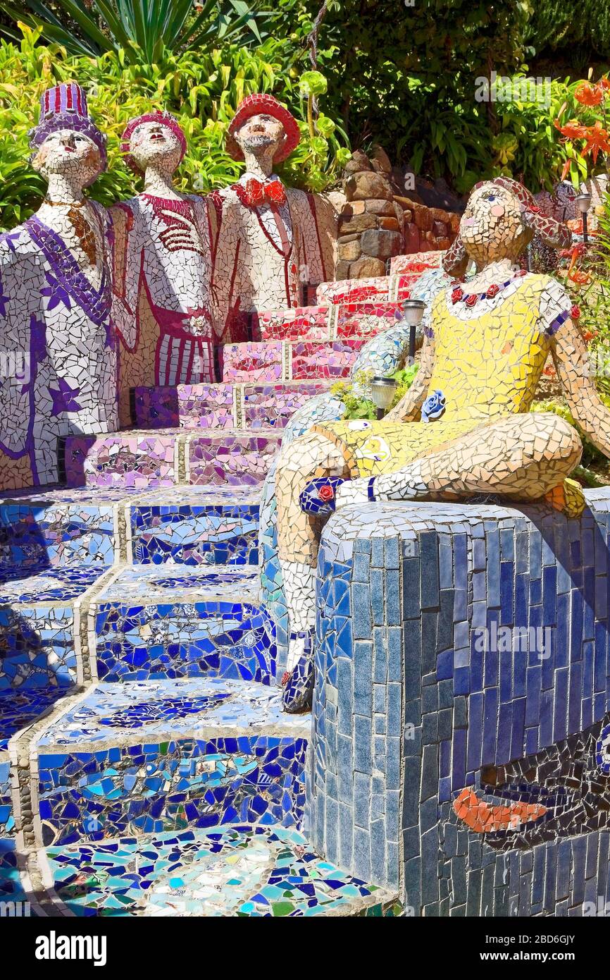 Scultura a scalini stravaganti; figure; piastrelle a mosaico colorate; arte, unica, la Casa dei Giganti; Akaroa; Nuova Zelanda; verticale Foto Stock
