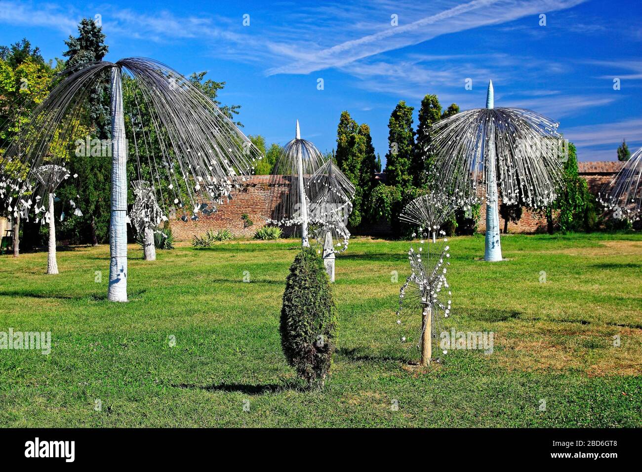 Foresta di porcellana; sculture all'aperto; scintillante; ondeggiante in brezza; delicato, arte, unico, erba, alberi, giardino, muro di mattoni, Europa, Palazzo di Mogosoaia Foto Stock