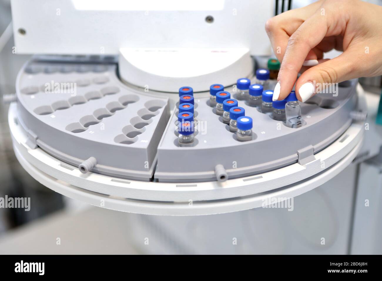 Controllo qualità laboratorio medicina. Funzionamento del cromatografo. Una donna esegue un'analisi su un gascromatografo. Sviluppo di un nuovo vaccino contro Foto Stock