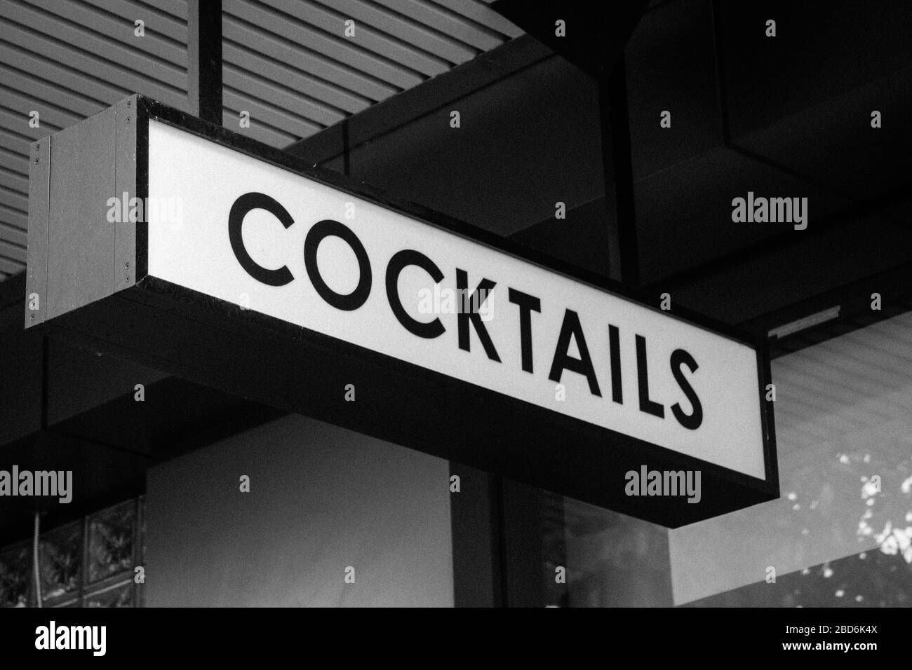 Un cocktail segno che fa pubblicità alcol in bianco e nero Foto Stock