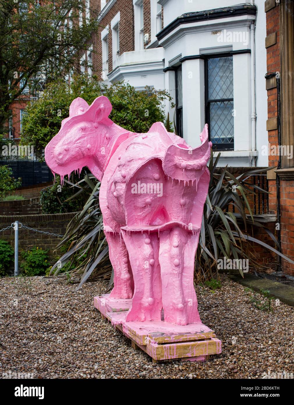 Scultura di Michael Joo (Doppelgänger Pink Rocinante) in Grounds of Royal Society of Sculptors, Dora House, 108 Old Brompton Road, Londra, Regno Unito Foto Stock