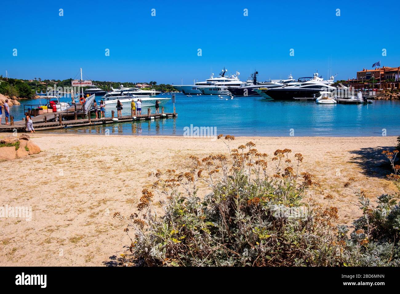 Porto Cervo, Sardegna / Italia - 2019/07/20: Vista panoramica del porto di yacht di lusso e del porto turistico di Porto Cervo sulla Costa Smeralda Foto Stock