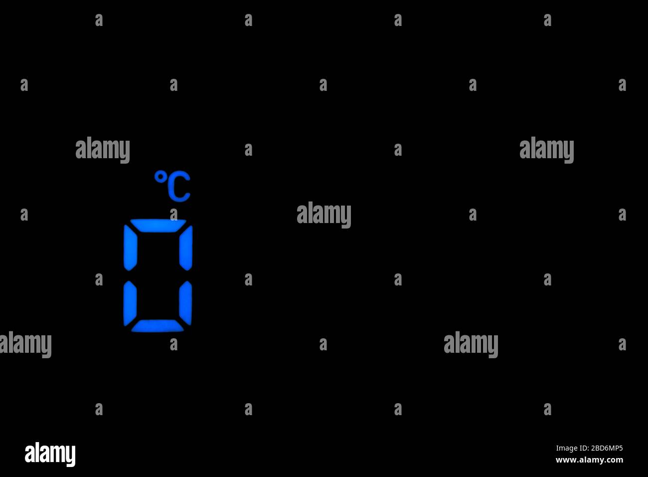 Simbolo elettronico 0 gradi Celsius, colore blu su sfondo nero Foto Stock