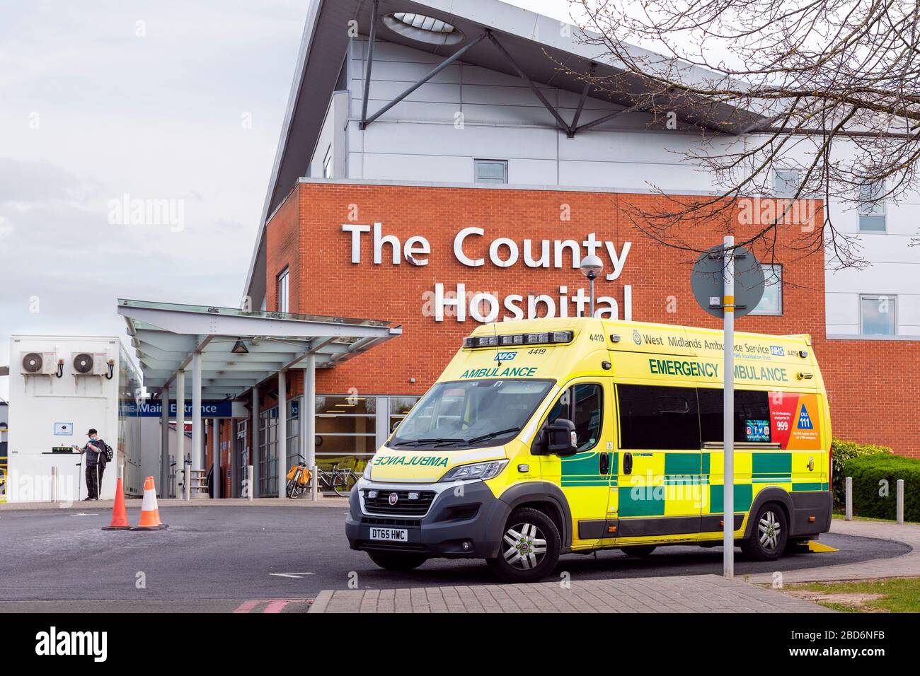 Hereford County Hospital con una ambulanza che aspetta fuori, Regno Unito. Foto Stock