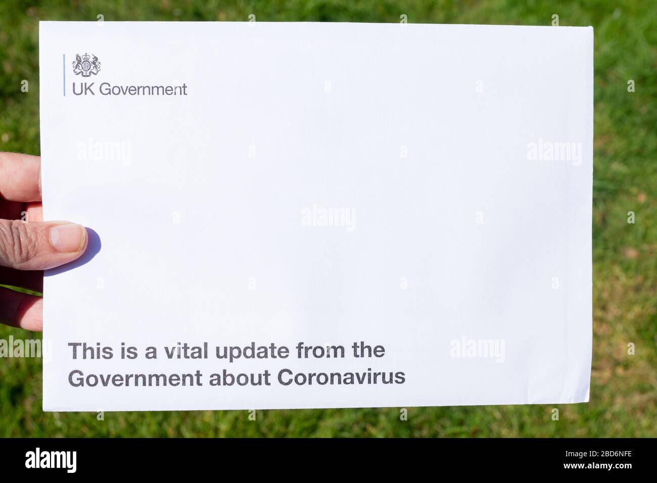 Lettera informativa con aggiornamento virale del governo britannico sulla pandemia del coronavirus Covid-19 Foto Stock