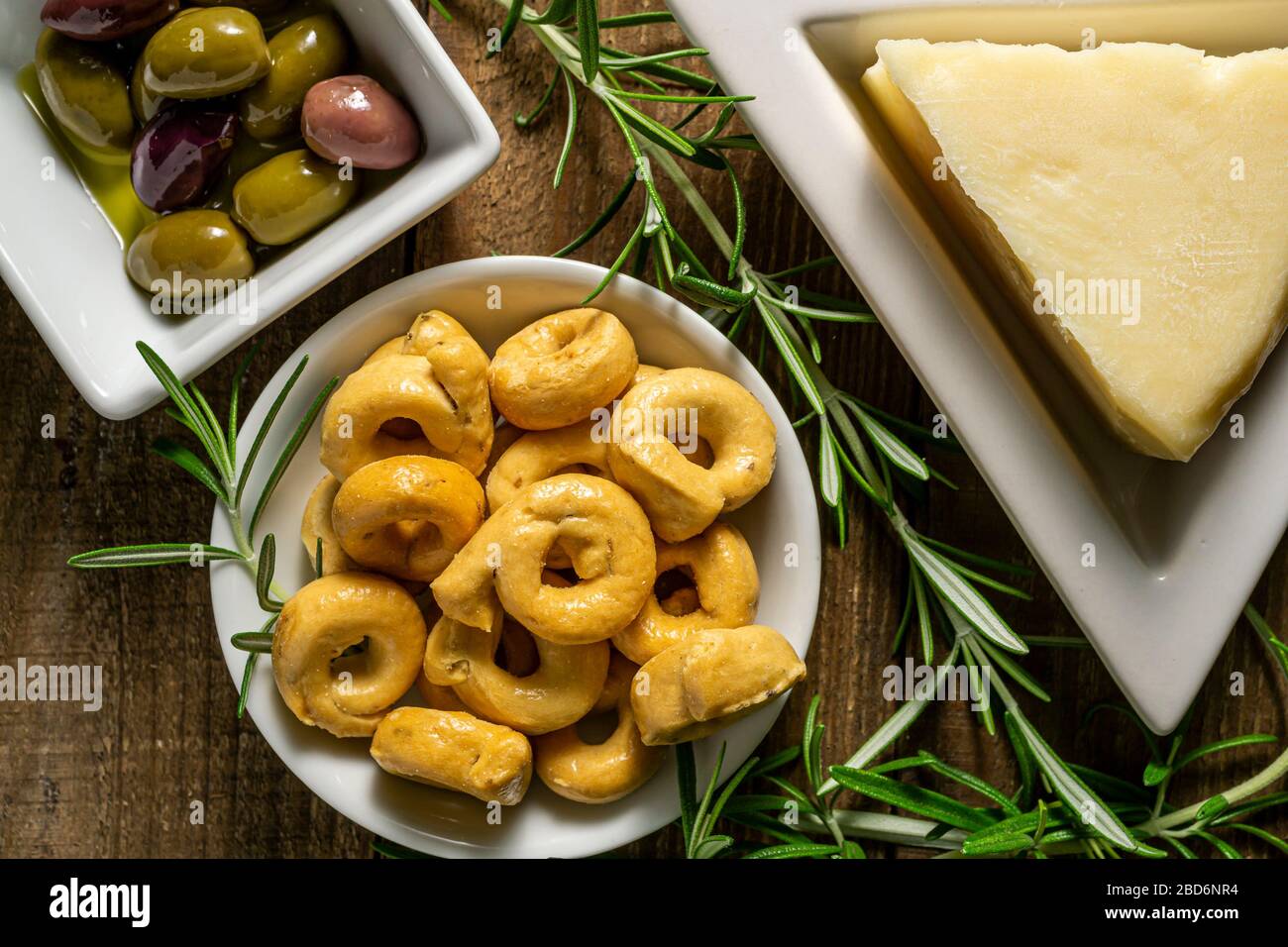 Biscotti taralli con formaggio Asiago e olive. Foto Stock