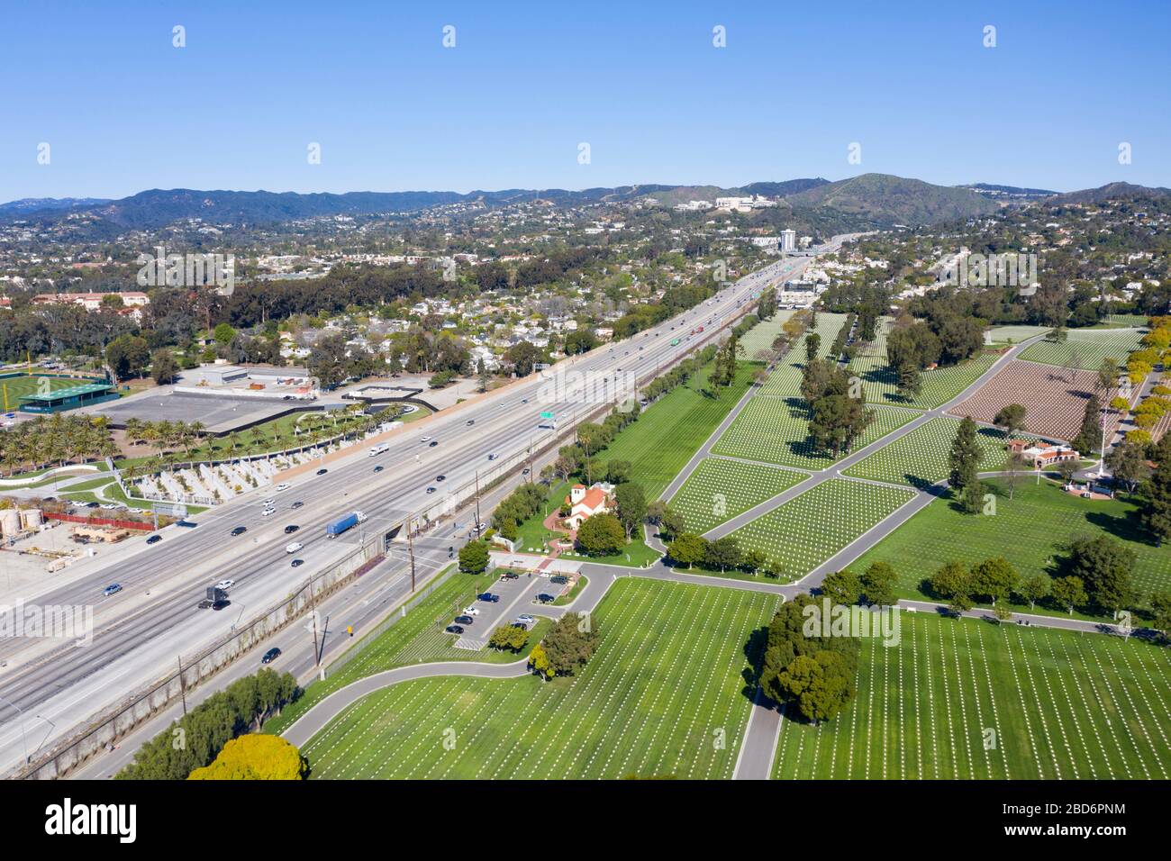 Vista aerea del Los Angeles National Cemetery a Westwood e dell'autostrada 405 Foto Stock