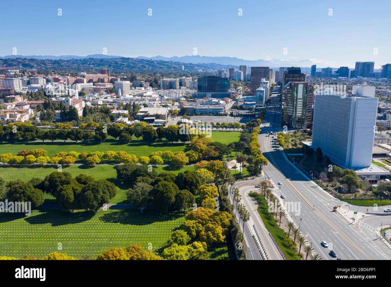 Vista aerea di Wilshire Blvd con il Federal Building in primo piano, Westwood, Los Angeles Foto Stock