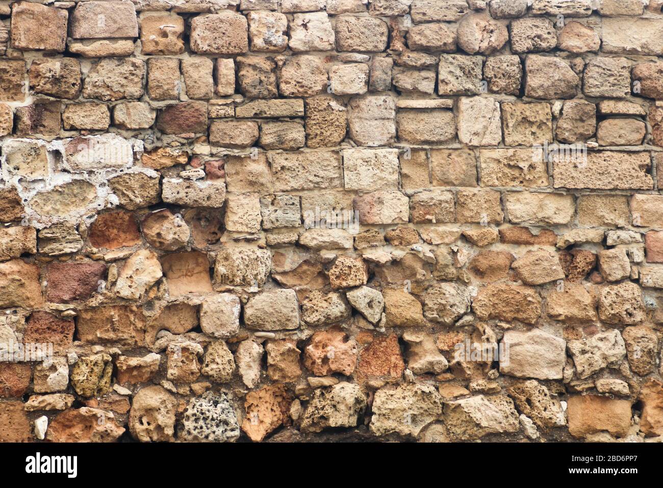 Struttura dell'antica recinzione di mura dilatate nella città vecchia Foto Stock