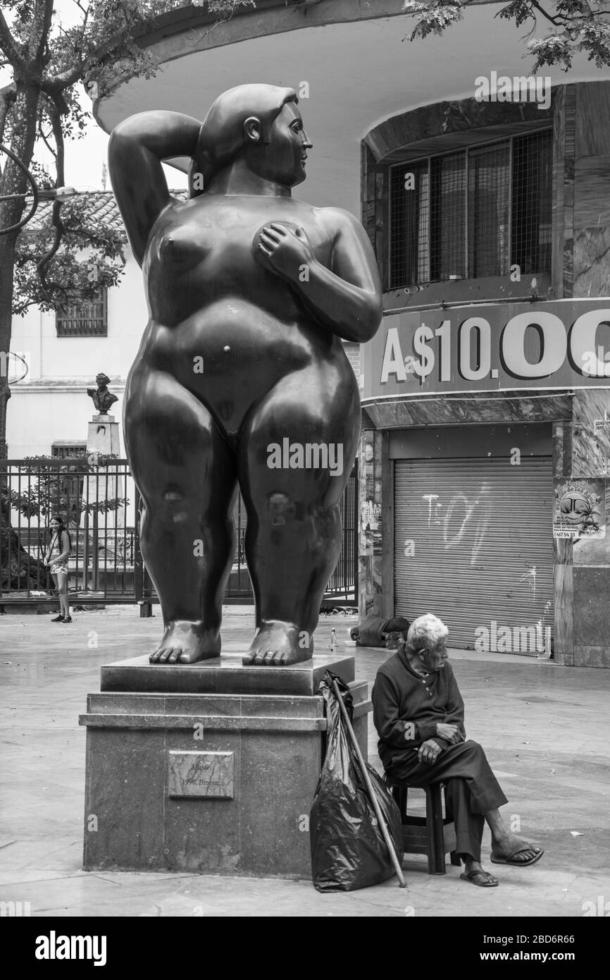 Medellin, Colombia - 18 marzo 2020: Lavoratori informali che vendono cibo per strada durante la quarantena Foto Stock