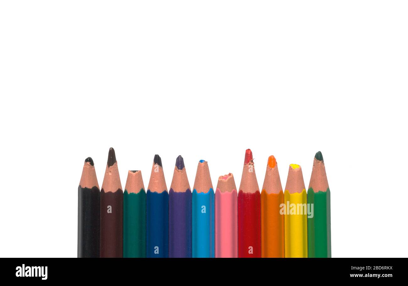 matite smussate usate colorate non nuove righe isolate primo piano primo piano Foto Stock