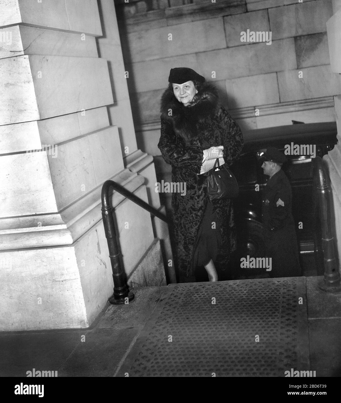 Il Segretario del lavoro degli Stati Uniti Frances Perkins arriva al Campidoglio per ascoltare il Presidente degli Stati Uniti Franklin Roosevelt discorso sessione congiunta del Congresso, Washington, D.C., USA, Harris & Ewing, 5 gennaio 1937 Foto Stock