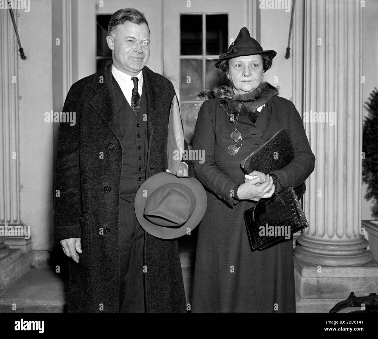 Warren Madden del National Labor Relations Board e del Segretario del lavoro degli Stati Uniti Frances Perkins lasciando la Casa Bianca dopo aver discusso con il Presidente degli Stati Uniti Franklin Roosevelt una disputa sul lavoro a Merrimac Mills a Huntsville, Alabama, Washington, D.C., USA, Harris & Ewing, 6 dicembre 1938 Foto Stock