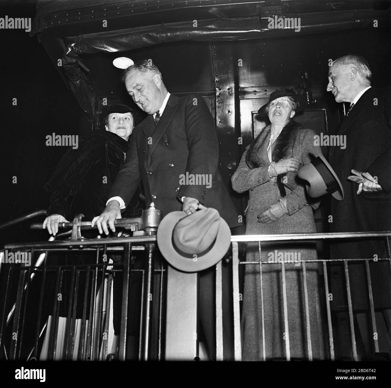 Il Segretario del lavoro degli Stati Uniti Frances Perkins, il Presidente degli Stati Uniti Franklin Roosevelt e First Lady Eleanor Roosevelt sul retro del treno che parte per Warm Springs, Georgia, Washington, D.C., Stati Uniti, Harris & Ewing, 1935 Foto Stock