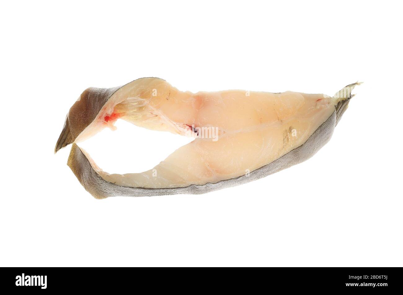 Bistecca di pesce halibut crudo isolata contro il bianco Foto Stock