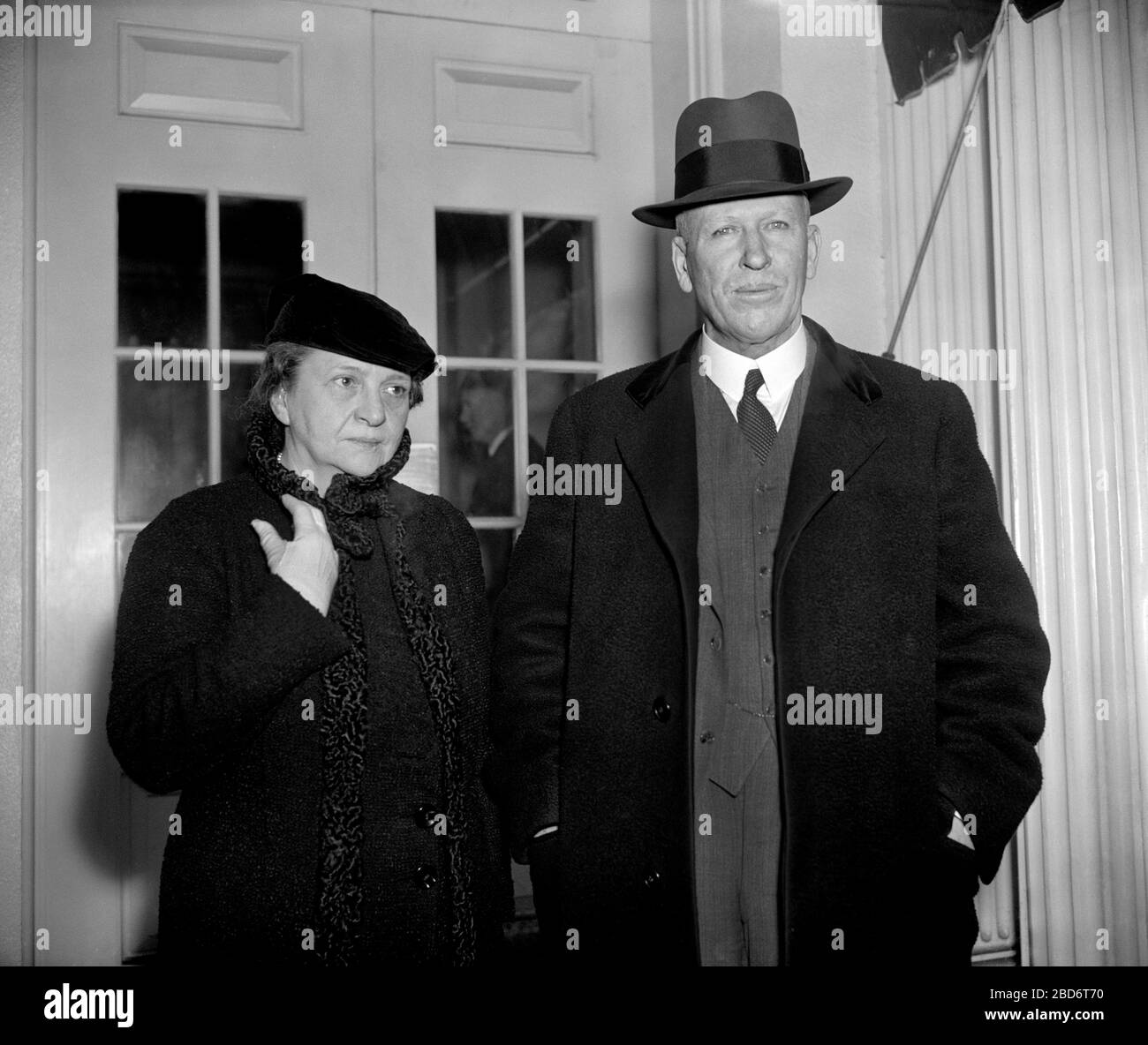 Il Segretario del lavoro degli Stati Uniti Frances Perkins e Charles V. McLaughlin, recentemente nominato Segretario aggiunto del lavoro per succedere Edward F. McGrady, arrivando alla Casa Bianca per incontrare il Presidente degli Stati Uniti Franklin Roosevelt, Washington, D.C., Stati Uniti, Harris & Ewing, 27 gennaio 1938 Foto Stock